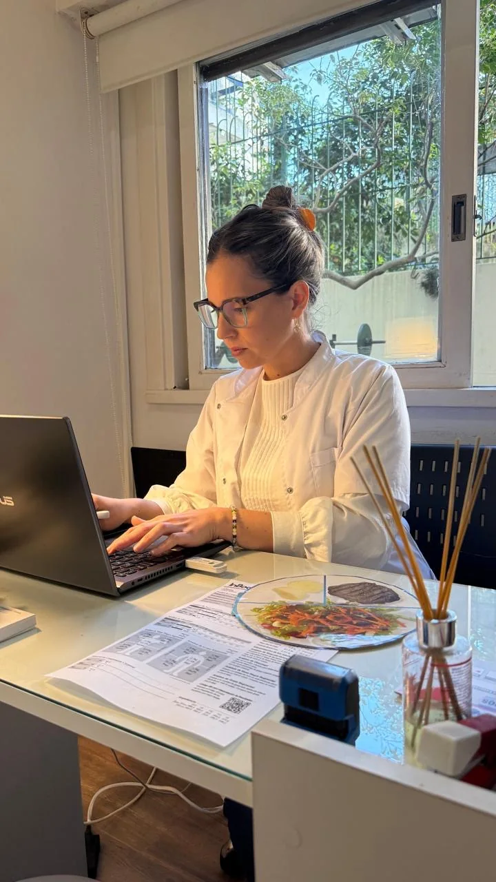 Lic. Soledad Fernández Turnes trabajando en su consultorio de Belgrano